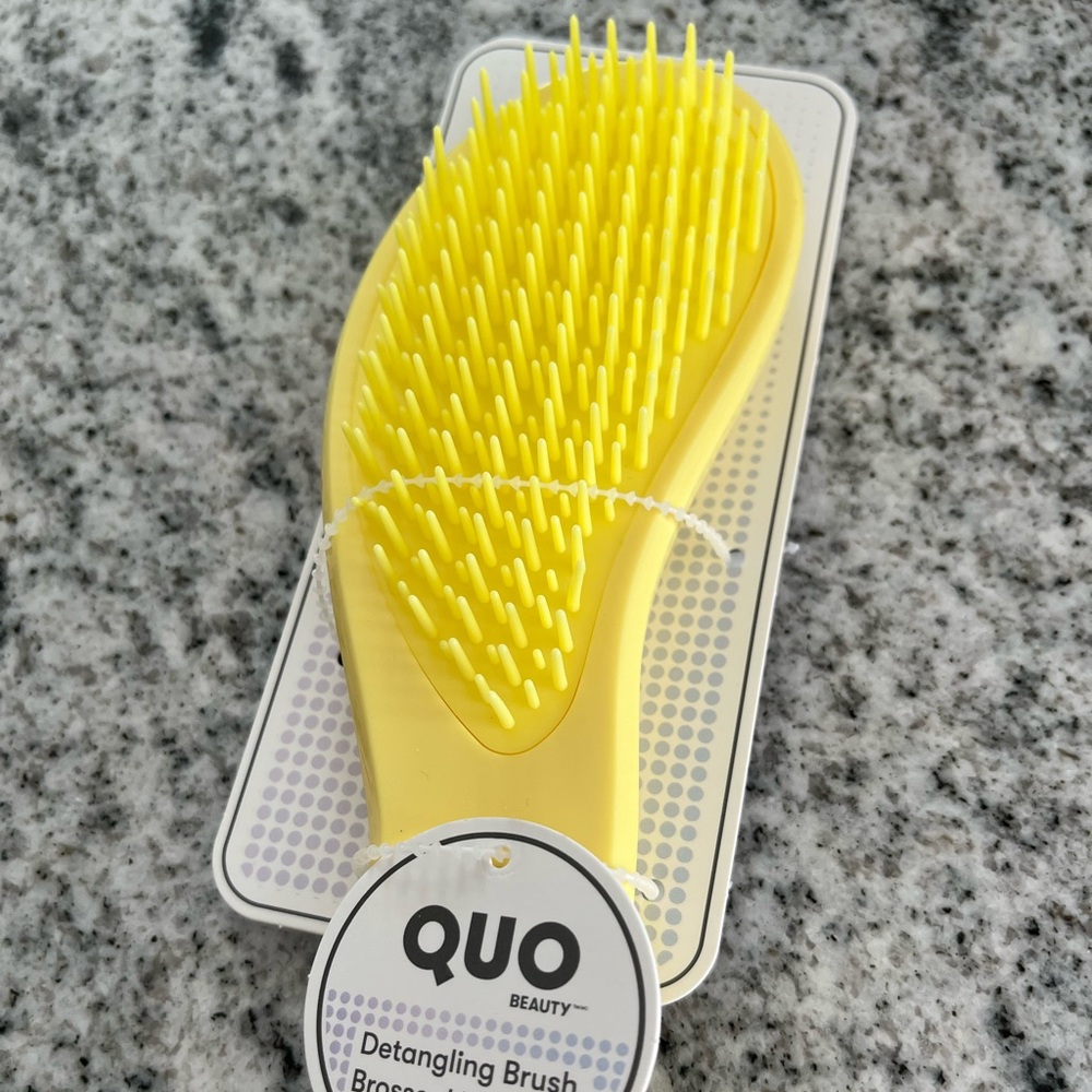 ⚠️Add on + $1⚠️Quo brush - detangling brush